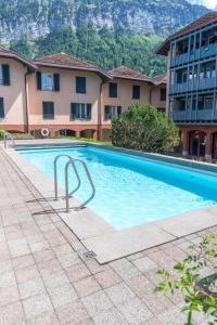 Swimmingpoolen hos eller tæt på Surfers Deck near Interlaken, at lake with pool