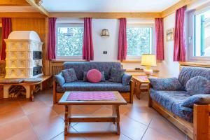 a living room with two couches and a table at Cesa Vivi in Canazei