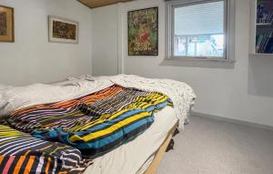 Una cama o camas en una habitación de 2 Bedroom Beautiful Home In Orø