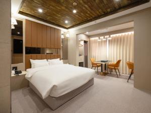 Un pat sau paturi într-o cameră la URBAN BROWN HOTEL Cheongju +46 fotografii