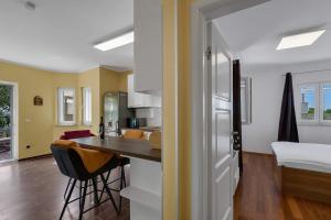 Holiday Home Berulia في بريلا: غرفة مع مطبخ وغرفة نوم مع سرير +13 صورة