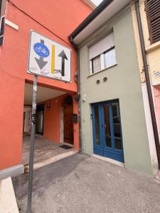 ein Straßenschild vor einem Gebäude in der Unterkunft Nottetempo in Cesena