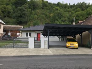 Tòa nhà nơi biệt thự tọa lạc