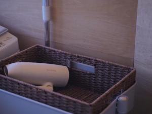 富士吉田市にあるHostel Fuji Matsuyama Baseの浴室にある充電器付きの籐のバスケット +42枚の写真