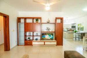 Et tv og/eller underholdning på Luxury villa in Beersheba, beautiful beach