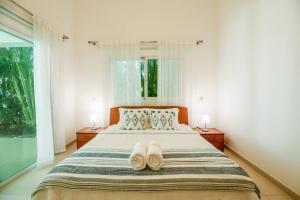 En eller flere senge i et værelse på Luxury villa in Beersheba, beautiful beach