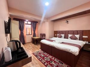 En eller flere senge i et værelse på Rare Himalayas Mansarovar