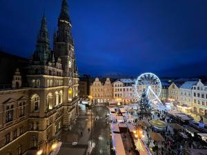 リベレツにあるホテル プラハ リベレツのクリスマスツリーと観覧車のある夜の街