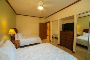 Ένα ή περισσότερα κρεβάτια σε δωμάτιο στο Veranda 5F - 2 bdr 2 bath