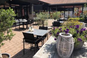 En restaurant eller et andet spisested på Fijne caravan midden in de bossen van de Veluwe