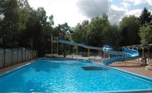 Swimmingpoolen hos eller tæt på Fijne caravan midden in de bossen van de Veluwe