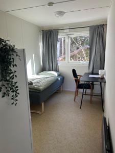 Postel nebo postele na pokoji v ubytování Bømlo Hybel