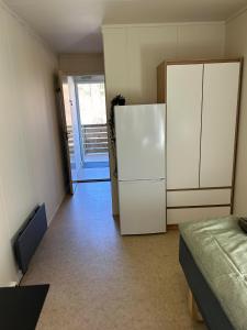 Postel nebo postele na pokoji v ubytování Bømlo Hybel