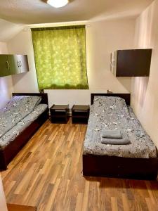 En eller flere senge i et værelse på Casa Cosmina + 10 billeder