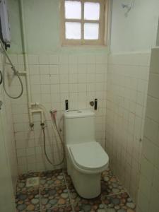 un baño con inodoro y ducha en Cool view budget hotel, en Cameron Highlands