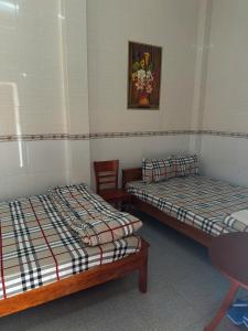 Tri TônNhà Trọ Thuý Vy的房间里有两张并排的床