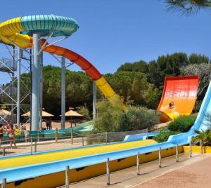 ein Wasserpark mit Rutsche und Achterbahn in der Unterkunft Studio MANON A2 Proximité Mer avec Terrasse et Parking in Les Lecques