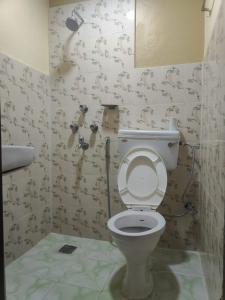 un bagno con un water e carta da parati con animali sul muro di Nepal Blissful Nest And Family Home a Kathmandu