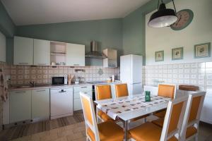 een keuken met een tafel en stoelen in een keuken bij Casale San Giacomo Apartments in Soprazocco