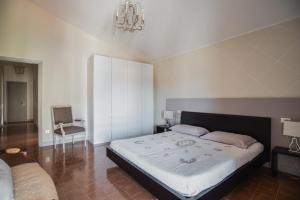 een slaapkamer met een groot bed en een kroonluchter bij Casale San Giacomo Apartments in Soprazocco