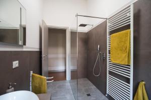 een badkamer met een douche met een glazen deur bij Casale San Giacomo Apartments in Soprazocco +29 foto's