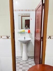 Tri TônNhà Trọ Thuý Vy的浴室里有洗手池和镜子