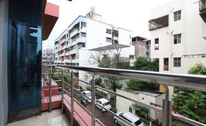 ein Balkon mit Blick auf die Stadt in der Unterkunft Suman Lodging near Mahalaxmi Temple, Kolhapur in Kolhapur