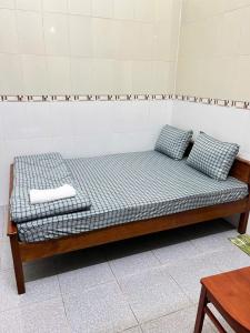 Tri TônNhà Trọ Thuý Vy的一张位于房间的床,上面有两个枕头 更多6张照片