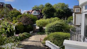 Κήπος έξω από το Best Western Swiss Cottage Hotel