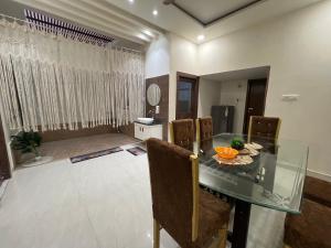 ein Esszimmer mit Glastisch und Stühlen in der Unterkunft Baithak homestay in Lucknow
