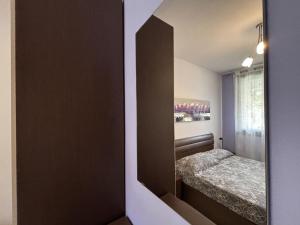 Bright apartment with pool near the sea في روزابينيتا: مرآة في غرفة صغيرة مع سرير +23 صورة