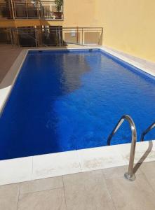 Una gran piscina azul en un edificio. en La Perla Ocean View, en Puerto de Santiago