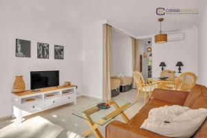 Μια τηλεόραση ή/και κέντρο ψυχαγωγίας στο Beautiful bungalow on the Torrox-Costa boulevard!