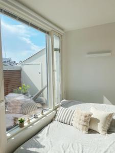 Postel nebo postele na pokoji v ubytování Heart of Helsinki, new loft,walk everywhere, balcony,two beds, tram to central railway 100m, walk central railway 20 mins