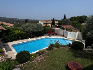een zwembad in de tuin van een huis bij Maison V in Ventabren +43 foto's