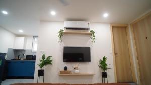 ein Wohnzimmer mit einem Flachbildfernseher an der Wand in der Unterkunft Central suites with Terrace by Luxury Heights in Gurgaon