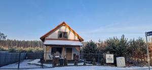 图拉瓦Prosta Turawa的雪地里,栅栏前有一座小房子。