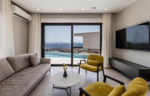 een woonkamer met een bank en een tv bij Luxurious Home In Dingac With Sauna in Gornji Dingač