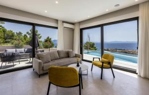 een woonkamer met een bank en stoelen bij Luxurious Home In Dingac With Sauna in Gornji Dingač