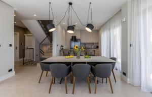 een keuken en eetkamer met een tafel en stoelen bij Luxurious Home In Dingac With Sauna in Gornji Dingač