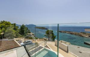 een huis met uitzicht op het water bij Luxurious Home In Dingac With Sauna in Gornji Dingač +46 foto's