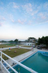 La alberca dentro o cerca de Mountain oasis resort near Mantralayam Road