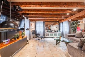 ein Wohnzimmer mit Sofa und Tisch in der Unterkunft La Maison des Colombages - Proche Strasbourg in Schiltigheim + 12 Fotos