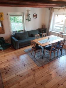 Borowy LasBorowy Las wita Was的客厅里有一张桌子和一张沙发