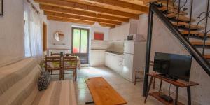 ein Wohnzimmer mit Küche und Esszimmer in der Unterkunft Arsenio in Veli Lošinj