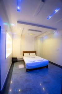 Una cama o camas en una habitación de Mountain oasis resort near Mantralayam Road