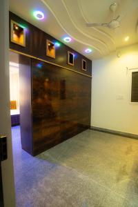 Una televisión o centro de entretenimiento en Mountain oasis resort near Mantralayam Road 19 fotos más