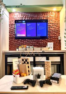 马尼拉Jazz Residences Makati City的一张桌子，上面放着电视、键盘和遥控器 更多15张照片