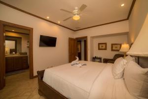 Μια τηλεόραση ή/και κέντρο ψυχαγωγίας στο Veranda 6F - 2bdr 2 bth