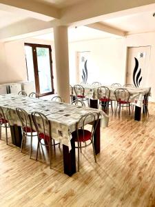 En restaurant eller et andet spisested på Casa Cosmina